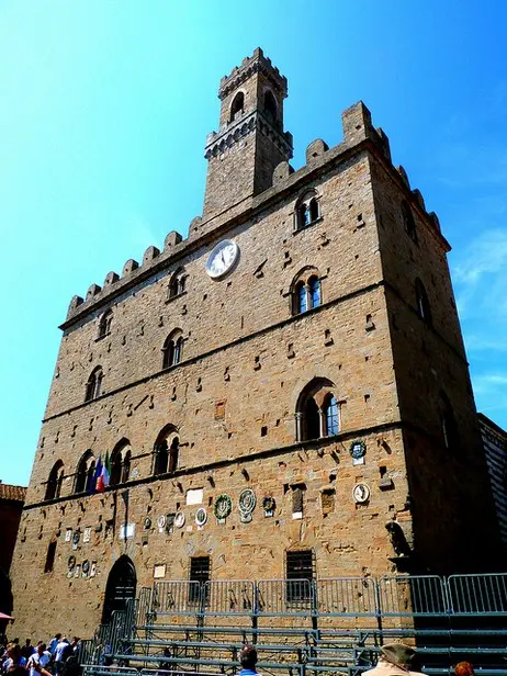 palazzo dei priori a volterra